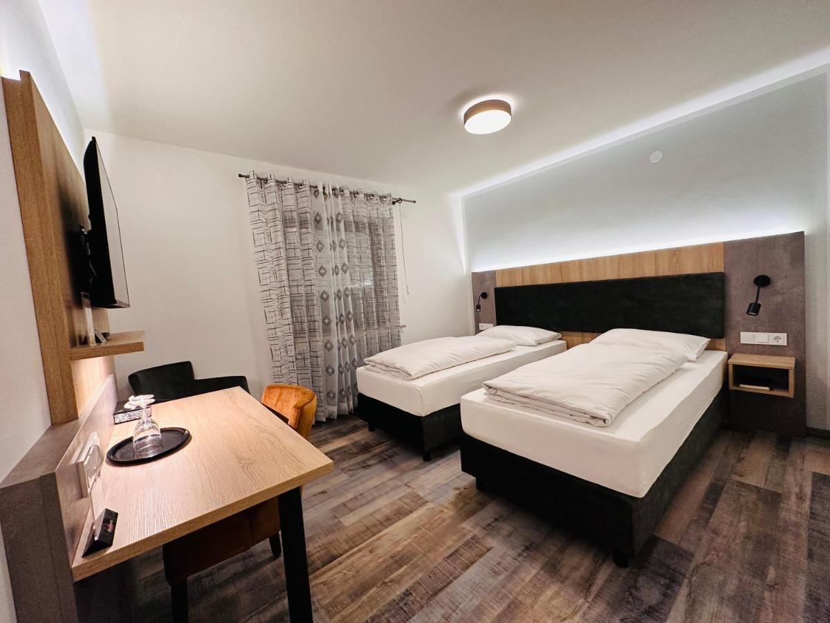 Hotel Franken Форххайм Экстерьер фото